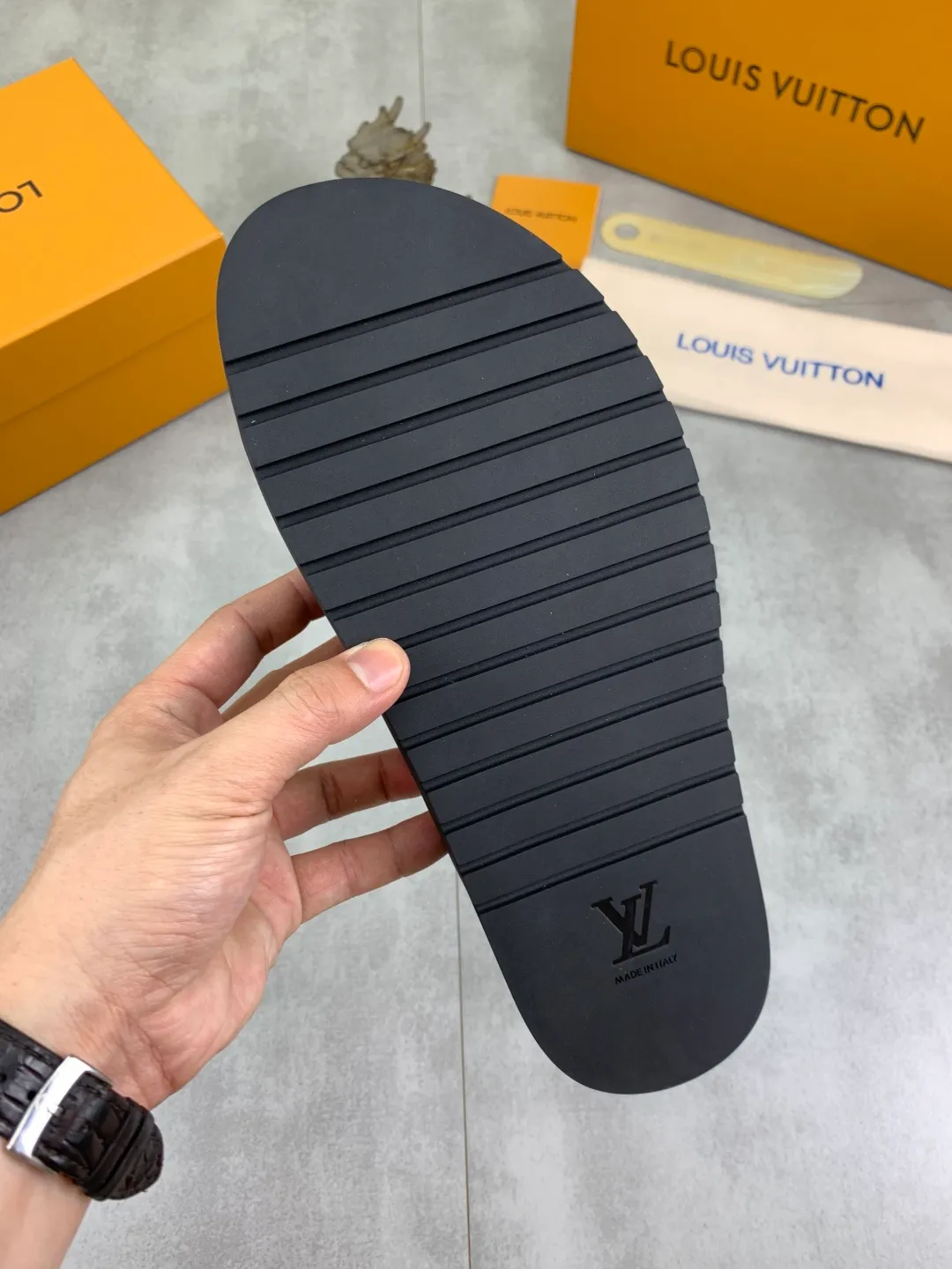 Men's shoes 💰P300💰【New style】🆘 Original quality 【LOUIS VUITTON】The popular Louis Vuitton LV men's slippers on the official website are on sale simultaneously! Original fabric imported from Italy, original factory special supply, code number: 38-44 (45 customized), many colors available